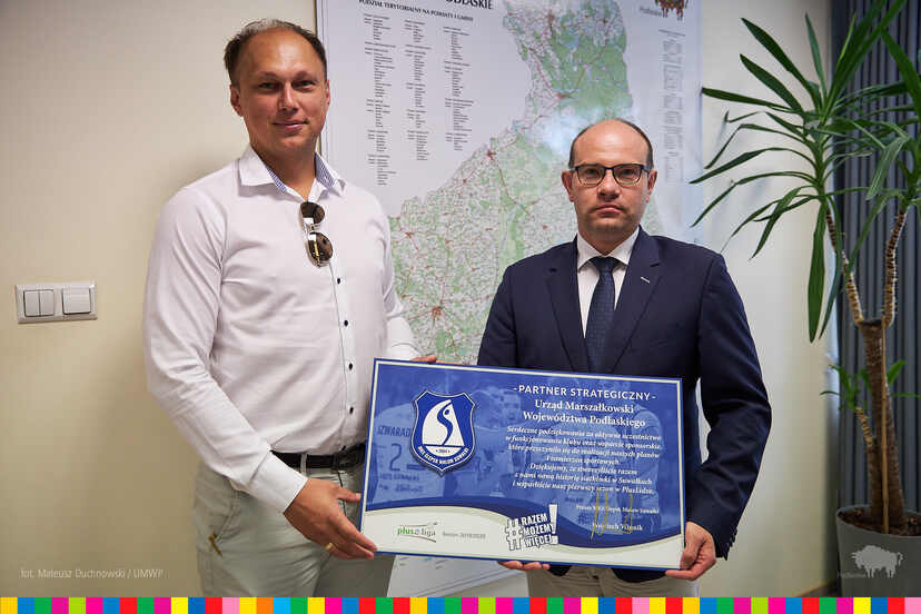 Prezes MKS Ślepsk Suwałki z marszałkiem Kosickim stoją trzymając tablicę z podziękowaniami
