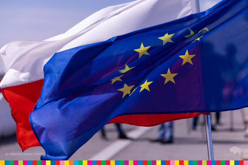 Flagi Polski i Unii Europejskiej powiewają na wietrze