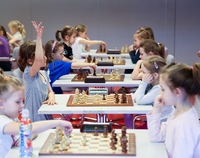dzieci przy stołach szachowych