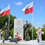 Żołnierze stoją przy pomniku