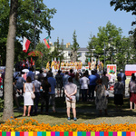 Tłumy stojące przed ołtarzem