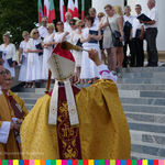 Biskup święci osoby zebrane na schodach