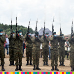 Grupa żołnierzy podczas wykonywania salwy honorowej
