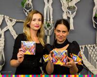 Dwie kobiety z kolorowymi płytami cd w rękach, z prawej Karolina Cicha
