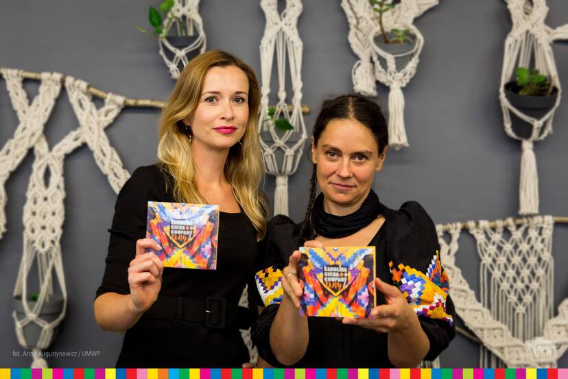 Dwie kobiety z kolorowymi płytami cd w rękach, z prawej Karolina Cicha