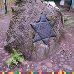 Kamienny pomnik z tablicą pamiątkową w kształcie sześcioramiennej gwiazdy