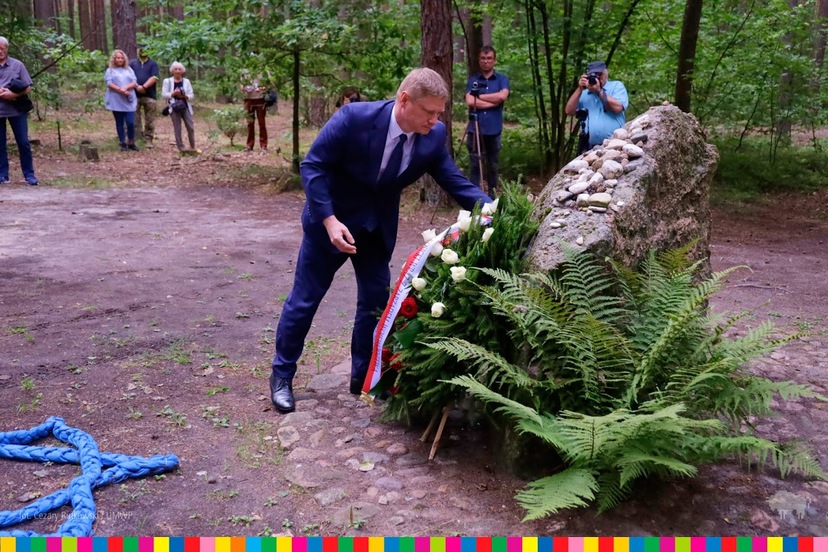 Marek Malinowski, członek zarządu województwa, składa kwiaty przy pomniku