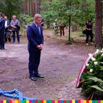 członek Zarządu Województwa Podlaskiego oddaje pamięć zamordowanym Żydom tykocińskim podczas II wojny światowej