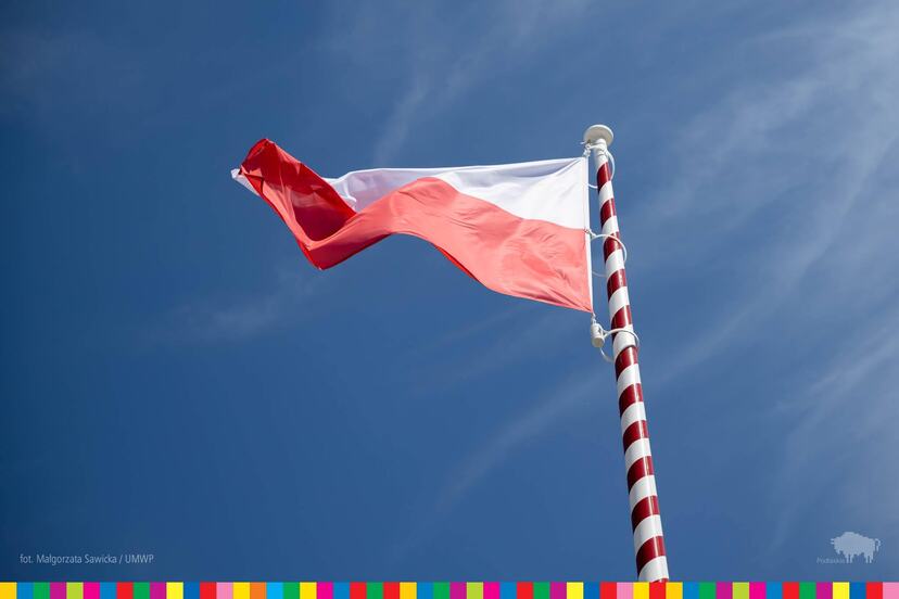 Flaga biało-czerwona powiewa na maszcie