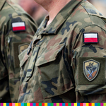 Zbliżenie na mundur żołnierza z flagą Polski.