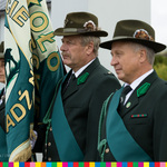 Mężczyźni w mundurach ze sztandarem