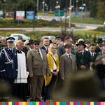 Grupa osób stojących w szeregach, spora część z nich ma zielone mundury leśników