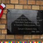 Tablica pamiątkowa na ścianie kościoła upamiętniająca 40 rocznicę założenia Gminnego Związku „NSZZ Solidarność” Rolników Indywidualnych w Gminie Dobrzyniewo Duże.