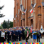 Przedstawiciele rządu, lokalnych samorządów oraz parlamentu składający wieniec przed symbolicznym grobem bł. ks. Jerzego Popiełuszki oraz ks. Stanisława Suchowolca