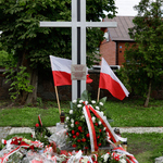 Symboliczny grób bł. ks. J. Popiełuszki oraz ks. Stanisława Suchowolca w Sokołach