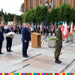 Mariusz Nahajewski, zastępca dyrektora Gabinetu Marszałka składający wieniec pod Krzyżem na placu przed Bazyliką w Sokołach