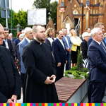 Na pierwszym planie od lewej ks. kan. Zdzisław Dylnicki, probosz Bazyli w Sokołach oraz ks. Krystian Urbanek, wikariusz. W tle obecni zgromadzeni parafianie.