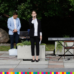 Na pierwszym planie występ młodej solistki z młodzieżowej grupy artystycznej w Sokołach