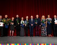 Marszałek Artur Kosicki stoi w otoczeniu pracowników Teatru Dramatycznego w Białymstoku.
