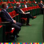 Mężczyźni siedzący na widowni podczas Sesji Sejmiku