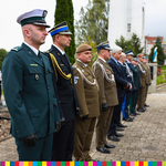 Marszałek Artur Kosicki i wojewoda podlaski stoją z przedstawicielami służb mundurowych.