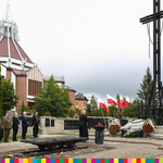 Marszałek Artur Kosicki w towarzystwie wojewody podlaskiego i przedstawicieli służb mundurowych stoi przed Grobem Nieznanego Sybiraka.