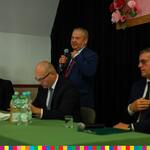 Trzech mężczyzn, w tym marszałek Artur Kosicki siedzą za stołem. Wicemarszałek Marek Olbryś mówi do mikrofonu.