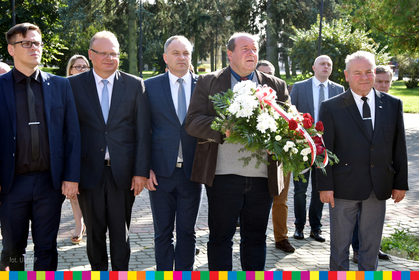 Marek Olbryś, Wicemarszałek Województwa Podlaskiego, przedstawiciele IPN oraz samorządowcy składają wiązankę kwiatów przed pomnikiem poświęconym zesłańcom syberyjskim.