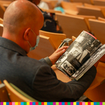Mężczyzna ogląda zdjęcia w książce Karnawał białostockiej Solidarności.