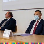 Siedzą Mariusz Nahajewski, Zastępca Dyrektora Gabinetu Marszałka Województwa Podlaskiego i Piotr Kardela, dyrektor Oddziału IPN.