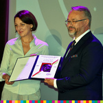 Wiceminister kultury Magdaleny Gawin i dyrektor Artur Gaweł trzymają oprawiony medal.