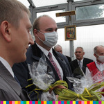 Delegacja z urzędu marszałkowskiego wręcza dary ołtarza