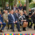 Wiesława Burnos, Członek Zarządu Województwa Podlaskiego siedzi pośród uczestników uroczystości.