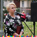 Wiesława Burnos, Członek Zarządu Województwa Podlaskiego mówi do mikrofonu.