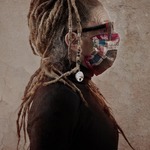 Kobieta z kolorową maseczką na twarzy.