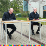 Marszałek Artur Kosicki i rektor UwB siedzą za stołami i podpisują dokumenty.