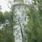 Wieża Obserwatorium w otczeniu drzew.