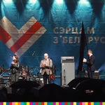 Na scenie marszałek Artur Kosicki w towarzystwie trzech osób. W tle napis w języku białoruskim: Sercem z Białorusią.