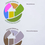 Konkursowe logo w kolorze i wersji achromatycznej. Przedstawia figury składające się na kształt domu 