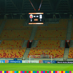 Puste trybuny stadionu i telebim z wyświetlającym się skońcowym wynikiem meczu
