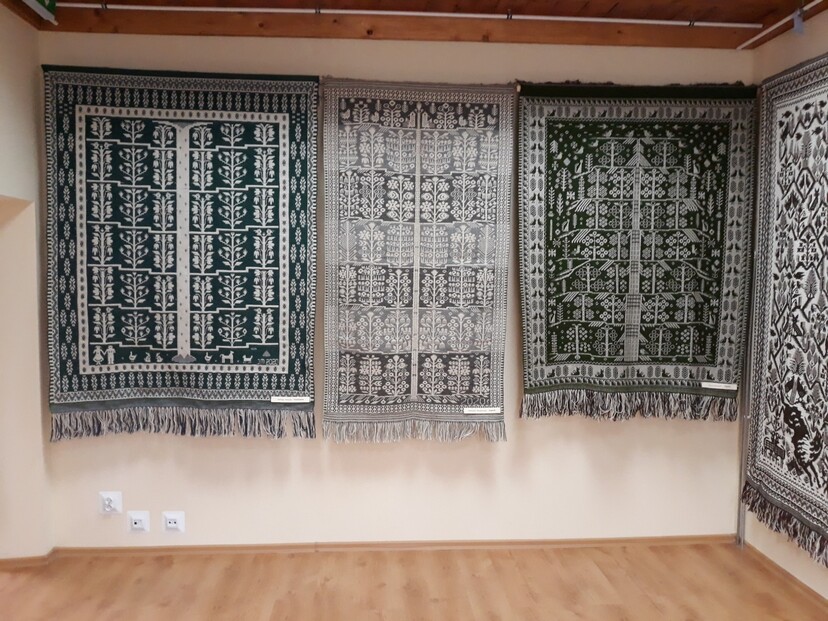 trzy dywany tkaniny dwuosnowowej wyeksponowane w sali wystawowej