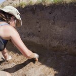 Kobieta podczas prac archeologicznych