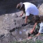 Dwie osoby podczas prac archeologicznych