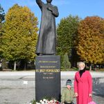 Wiesława Burnos, Członek Zarządu Województwa Podlaskiego w towarzystwie wnuka stoi przy pomniku ks. Jerzego Popiełuszki.