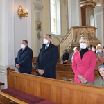 Podczas mszy w kościele Wiesława Burnos, Członek Zarządu Województwa Podlaskiego stoi obok innych osób. 
