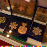 Medale olimpijskie w ozdobnych pudełkach