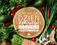 Napis Europejski Dzień  Zdrowego Jedzenia i Gotowania umieszczony na desce. Dookoła poukładane są warzywa.