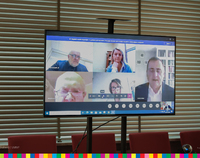 Ekran z twarzami uczestników konferencji online