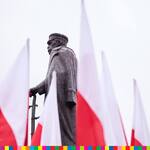Biało-czerwone. W tle pomnik Józefa Piłsudskiego.