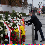 Marszałek Kosicki składa kwiaty pod pomnikiem